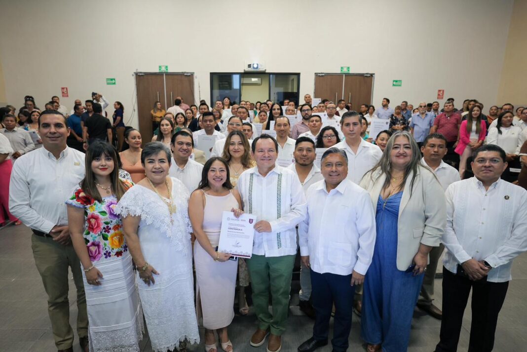 Joaquín Díaz Mena entrega plazas a personal de apoyo educativo, acciones del Renacimiento Maya / Joaquín Díaz Mena