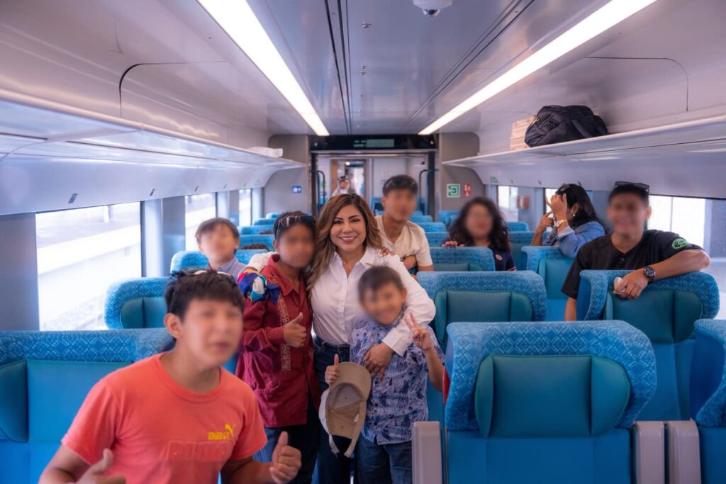 Niños de Casa Otoch abordando el Tren Maya en Mérida.