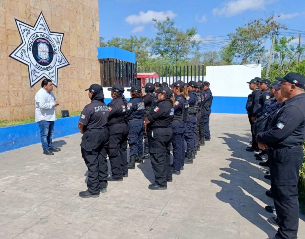 El alcalde Edwin Bojórquez Ramírez encabeza la entrega de equipamiento táctico y uniformes a policías de Kanasín