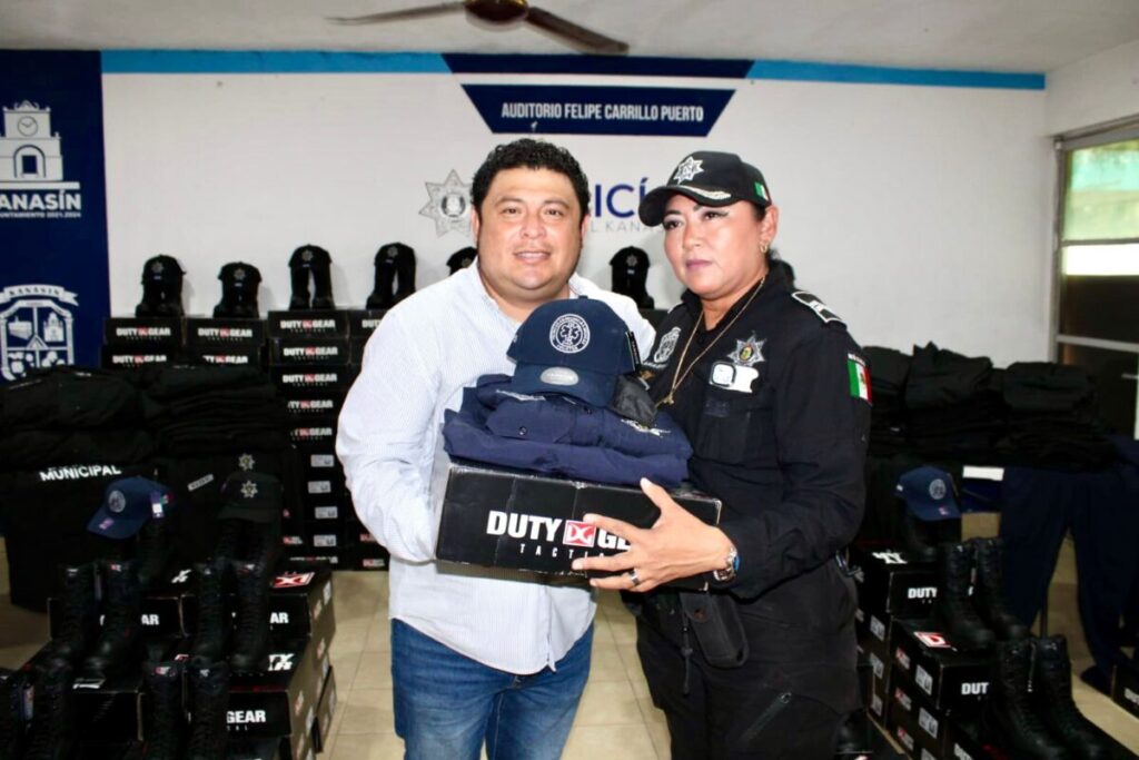 El alcalde Edwin Bojórquez Ramírez encabeza la entrega de equipamiento táctico y uniformes a policías de Kanasín