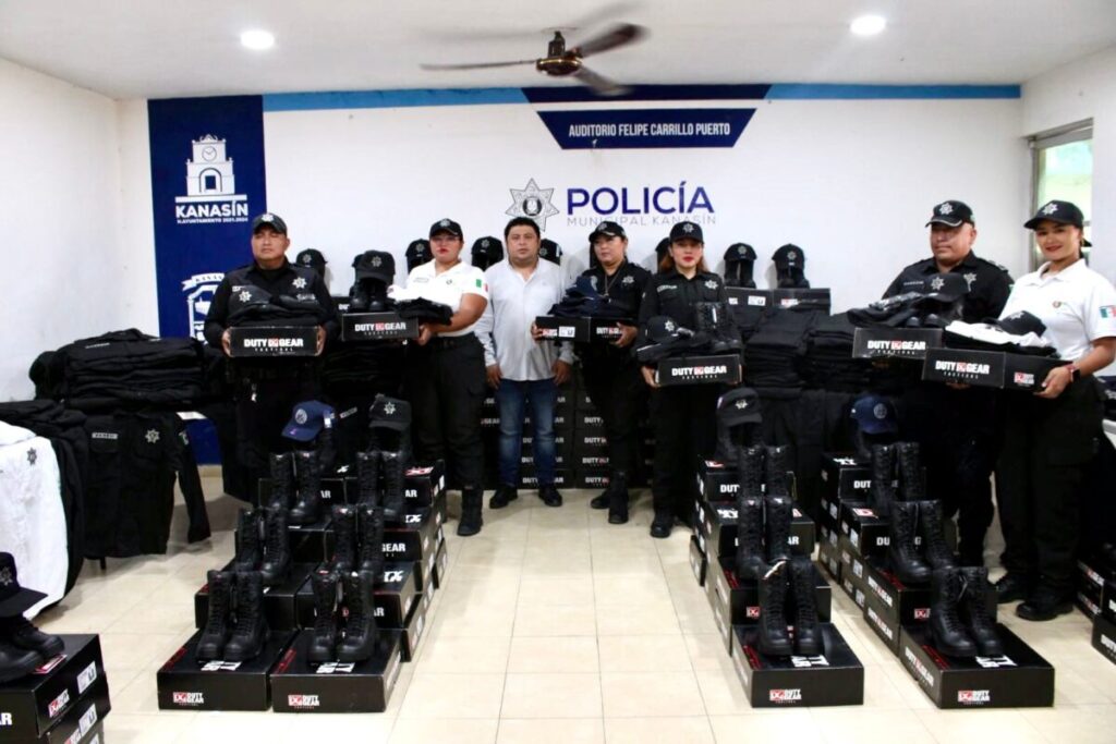 El alcalde Edwin Bojórquez Ramírez encabeza la entrega de equipamiento táctico y uniformes a policías de Kanasín