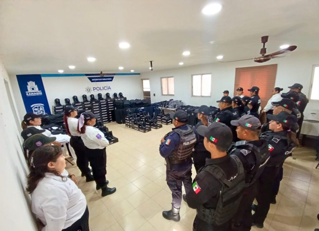 El alcalde Edwin Bojórquez Ramírez encabeza la entrega de equipamiento táctico y uniformes a policías de Kanasín