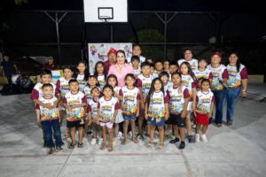Kenia Walldina Sauri lleva alegría a todas las comisarías con doble celebración para niñas, niños y mamás en Umán