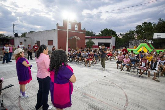 Kenia Walldina Sauri lleva alegría a todas las comisarías con doble celebración para niñas, niños y mamás en Umán