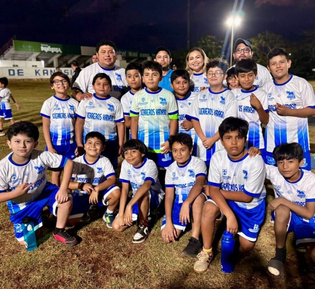 El alcalde Edwin Bojórquez entrega uniformes y apoyos totales a los "Guerreritos"
