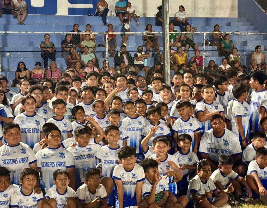 Entrega de uniformes Guerreritos de Kanasín 2026.