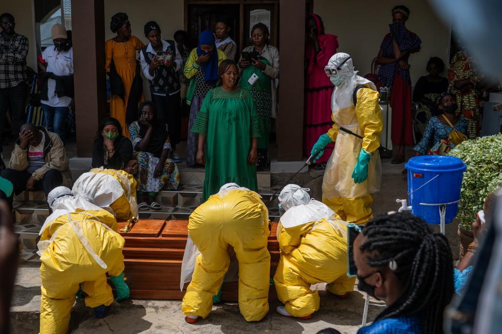 Las autoridades de salud en África confirman un aumento drástico en las cifras de contagios y fallecimientos provocados por el reciente brote del virus del ébola