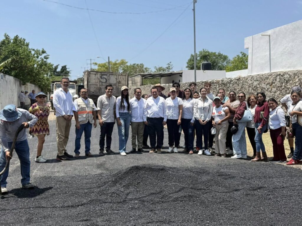 Renacimiento Maya inicia trabajos de bacheo en calles de la colonia Leandro Valle de Mérida / Joaquín Díaz Mena