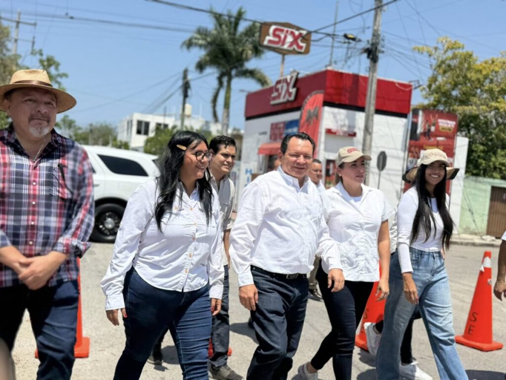 Renacimiento Maya inicia trabajos de bacheo en calles de la colonia Leandro Valle de Mérida / Joaquín Díaz Mena