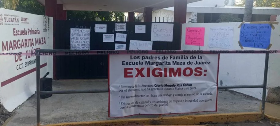 Padres de familia cierran primaria en Conkal ante el sistemático abandono de la directora por intereses políticos