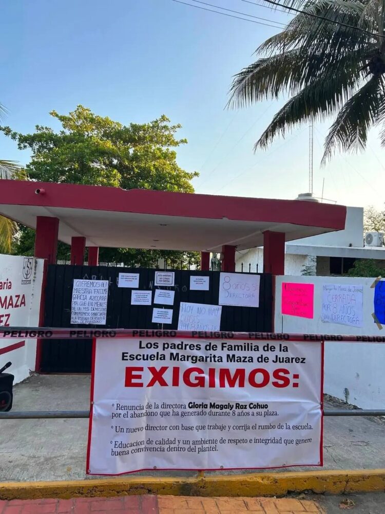 Padres de familia cierran primaria en Conkal ante el sistemático abandono de la directora por intereses políticos
