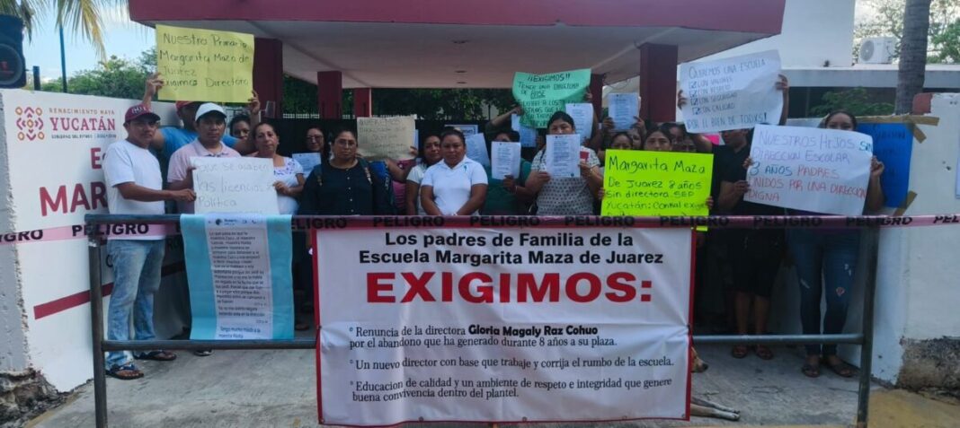Padres de familia cierran primaria en Conkal ante el sistemático abandono de la directora por intereses políticos