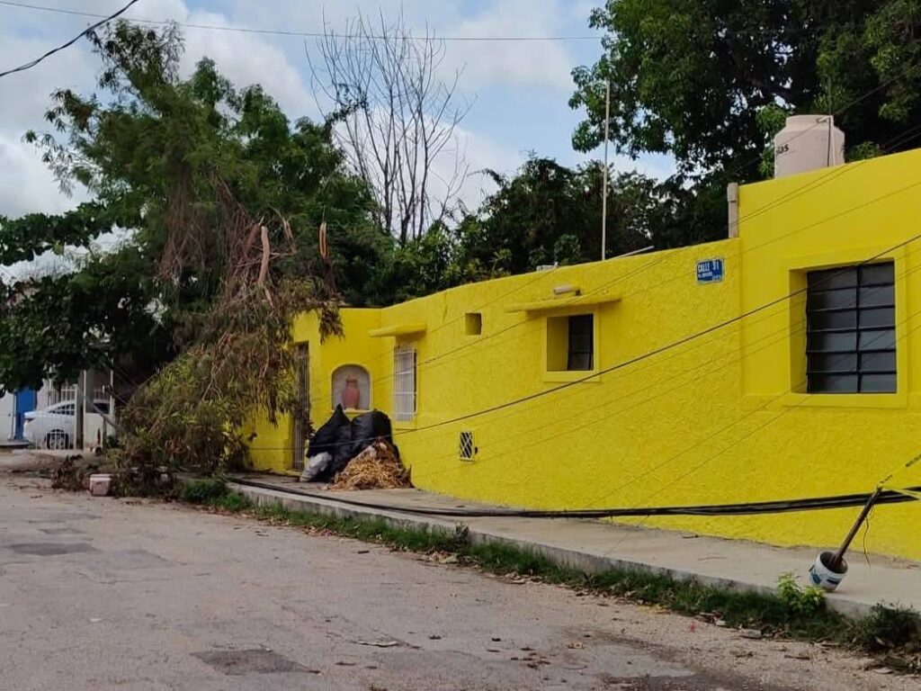 Habitantes de la colonia Miraflores colapsan la circulación vehicular mediante bloqueos en diversos puntos tras acumular más de dos días sin servicio de luz