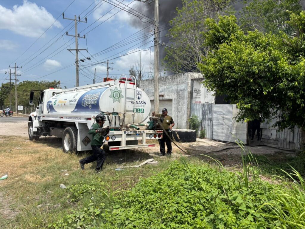 Incendio provocado en Kanasín moviliza a cuerpos de emergencia; hay un detenido