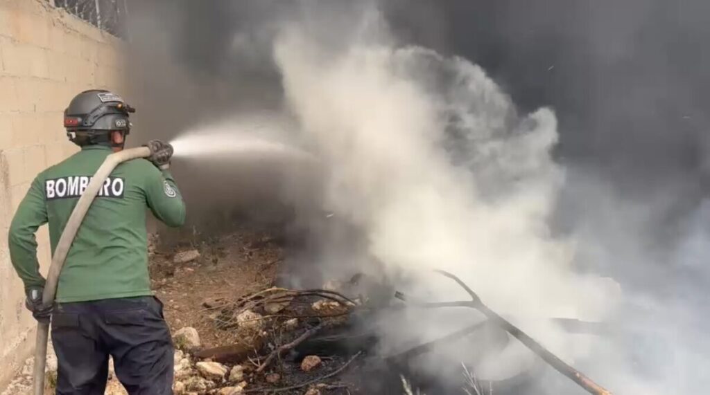 Incendio provocado en Kanasín moviliza a cuerpos de emergencia; hay un detenido