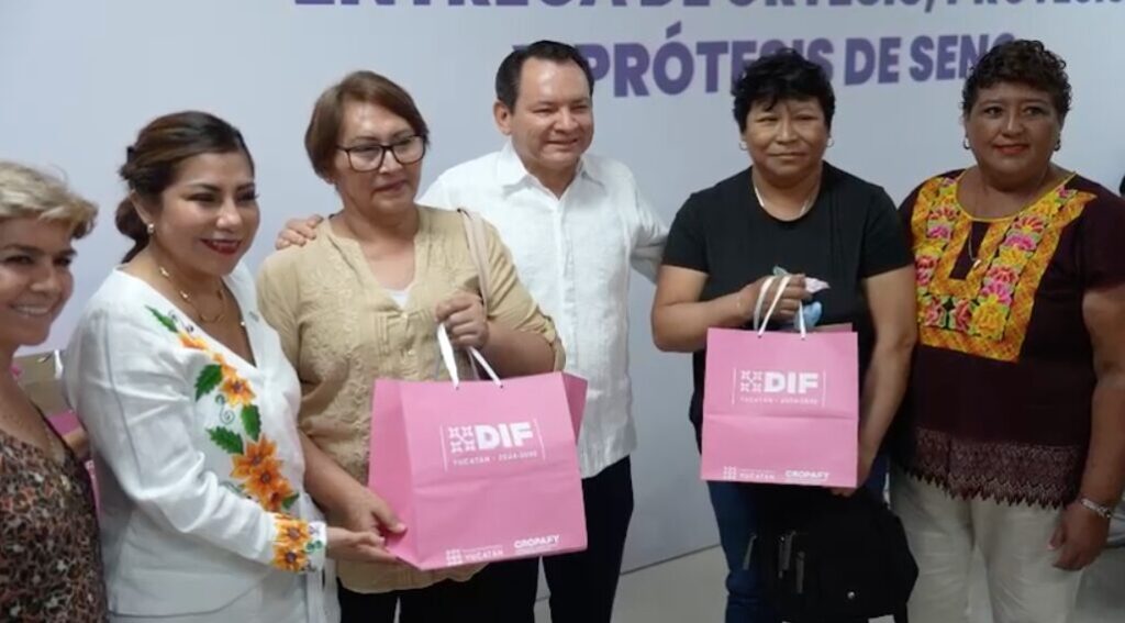 Renacimiento Maya entrega primeros kits de seguimiento para prótesis de seno y refuerza apoyos protésicos / Joaquín Díaz Mena y Mtra. Wendy Méndez Naal