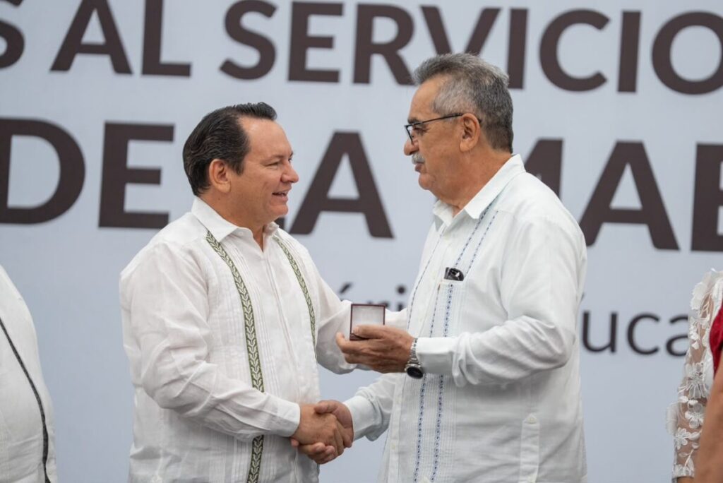 Yucatán honra a 485 docentes por su legado en las aulas y décadas de servicio a la educación / Joaquín Díaz Mena