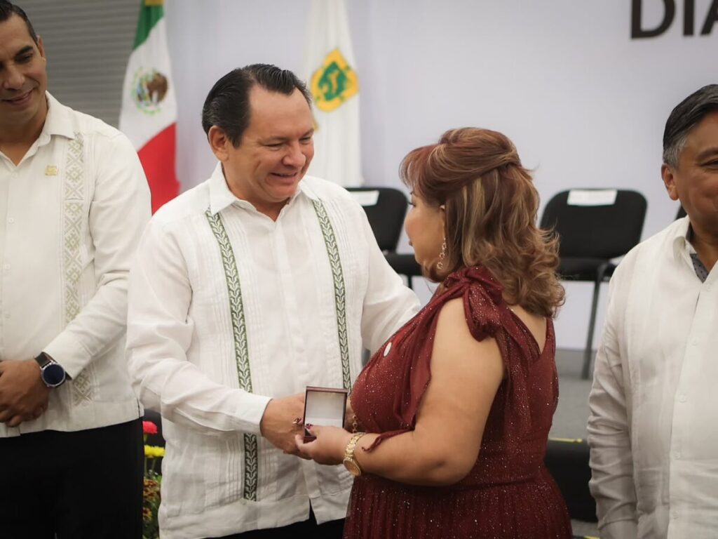 Yucatán honra a 485 docentes por su legado en las aulas y décadas de servicio a la educación / Joaquín Díaz Mena
