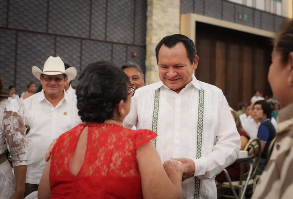 Yucatán honra a 485 docentes por su legado en las aulas y décadas de servicio a la educación / Joaquín Díaz Mena