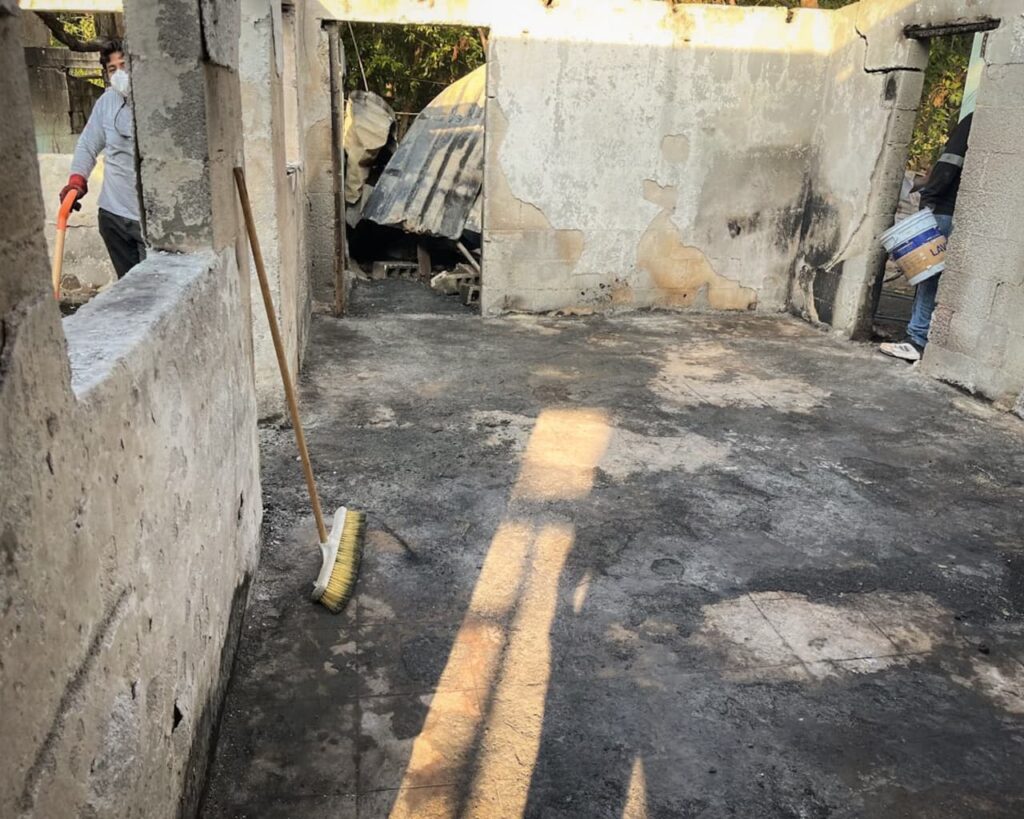Renacimiento Maya atiende a familia afectada por incendio en Santa Rosa de Mérida / Joaquín Díaz Mena