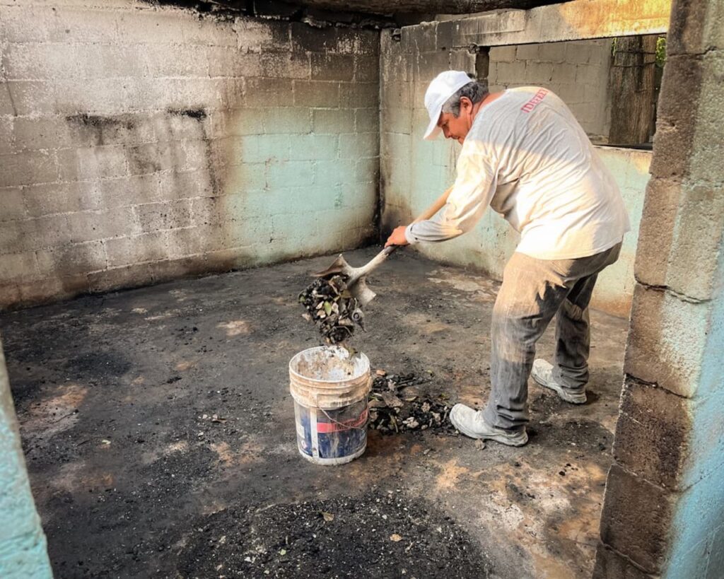 Renacimiento Maya atiende a familia afectada por incendio en Santa Rosa de Mérida / Joaquín Díaz Mena