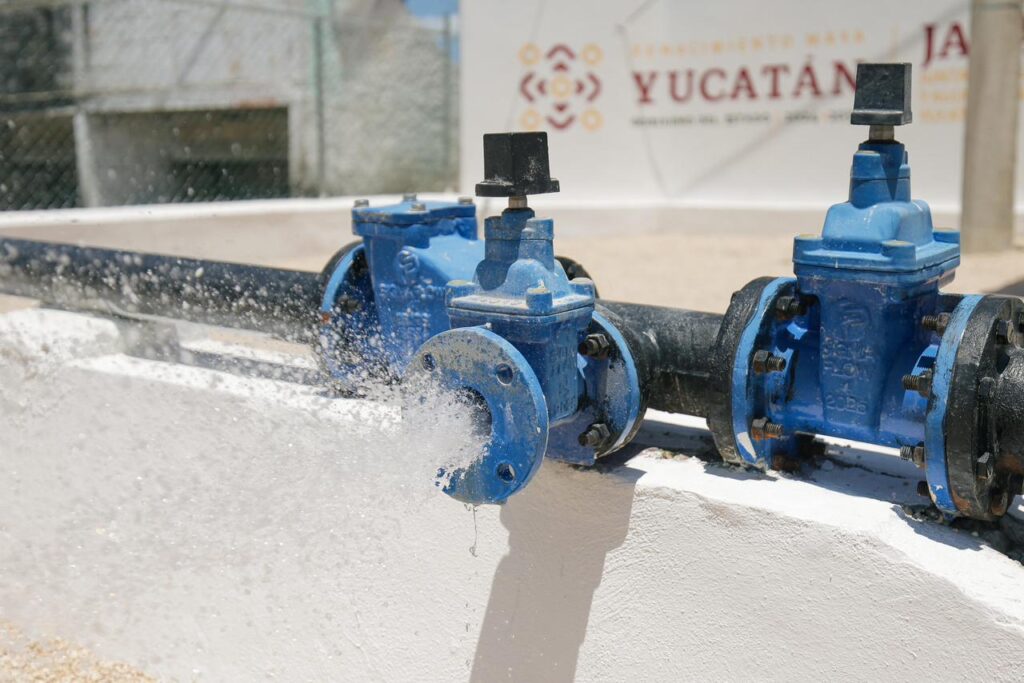 Joaquín Díaz Mena entrega rehabilitación histórica de sistemas de agua en Muxupip.
