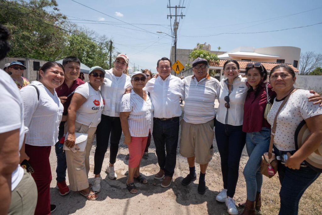 Renacimiento Maya inicia trabajos de bacheo en calles de la colonia Leandro Valle de Mérida / Joaquín Díaz Mena