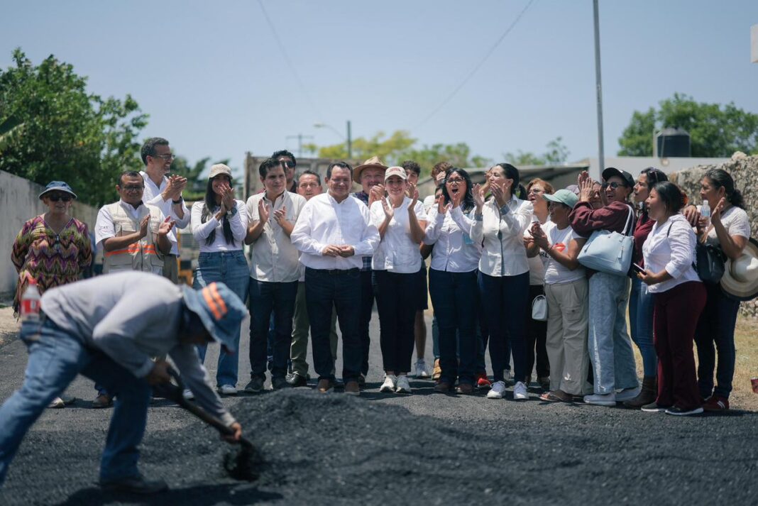Renacimiento Maya inicia trabajos de bacheo en calles de la colonia Leandro Valle de Mérida / Joaquín Díaz Mena
