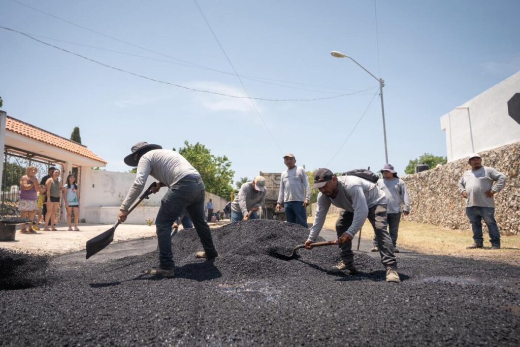 Renacimiento Maya inicia trabajos de bacheo en calles de la colonia Leandro Valle de Mérida / Joaquín Díaz Mena