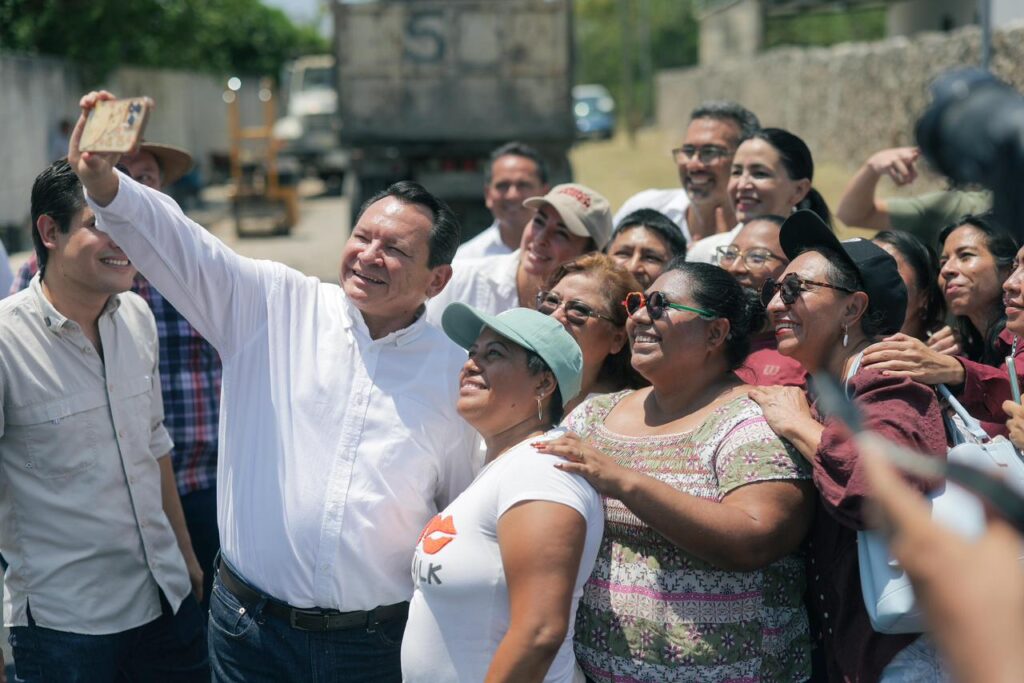 Renacimiento Maya inicia trabajos de bacheo en calles de la colonia Leandro Valle de Mérida / Joaquín Díaz Mena