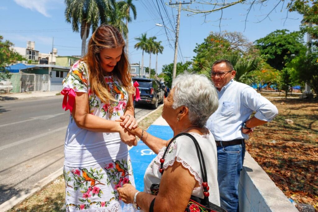 La alcaldesa Cecilia Patrón supervisando la rampa recién construida en el parques de la Unidad Morelos