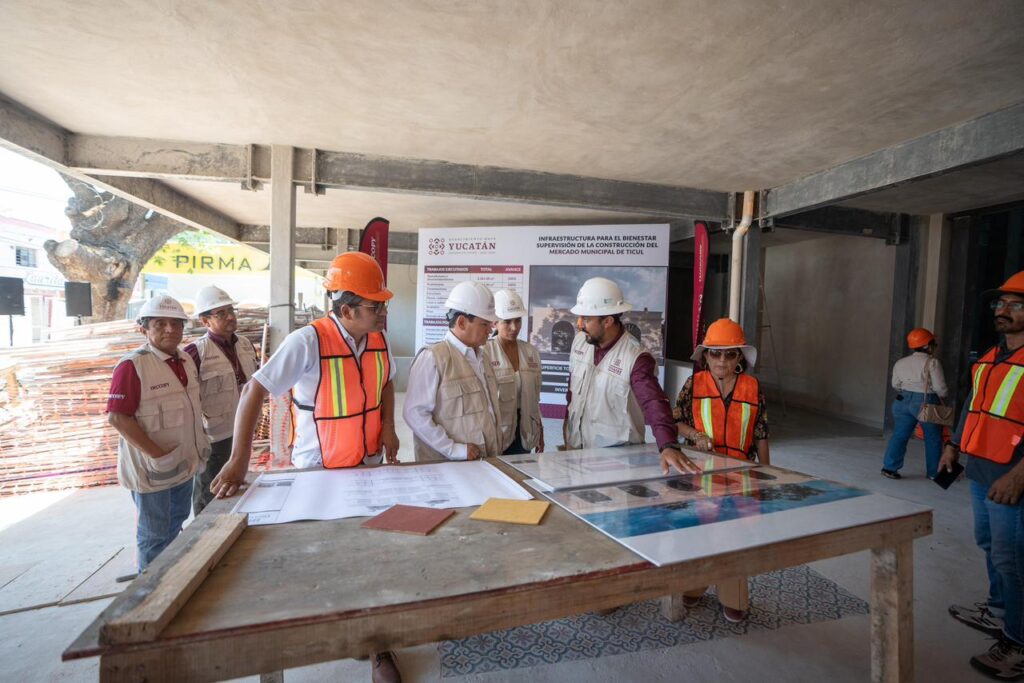 El Gobernador Joaquín Díaz Mena recorriendo los pasillos renovados del Mercado Municipal de Ticul