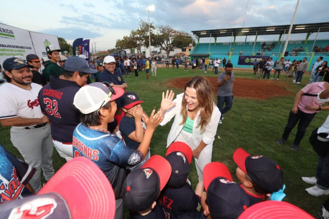 Cecilia Patrón Laviada entrega trabajos de renovación de la Unidad Deportiva en Pacabtún