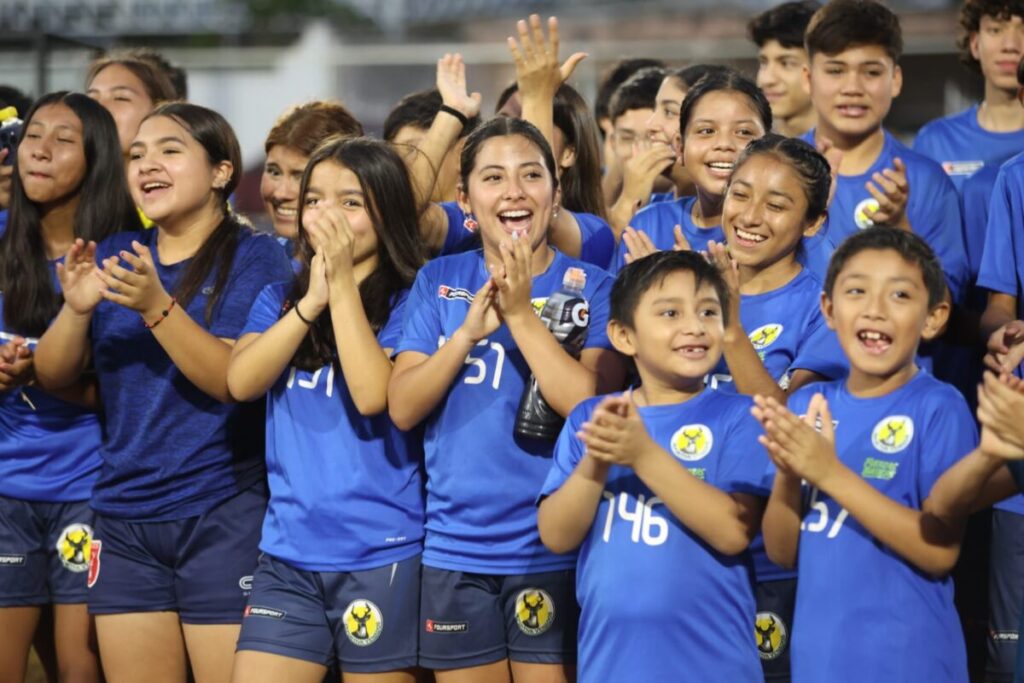 Cecilia Patrón Laviada entrega trabajos de renovación de la Unidad Deportiva en Pacabtún