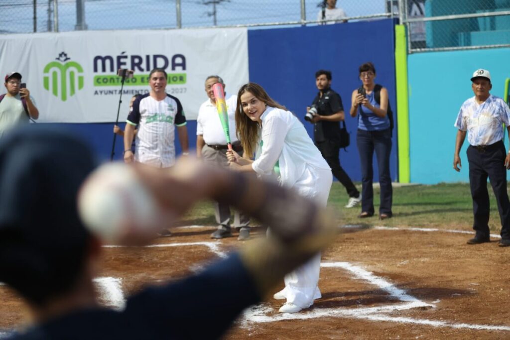 Cecilia Patrón Laviada entrega trabajos de renovación de la Unidad Deportiva en Pacabtún