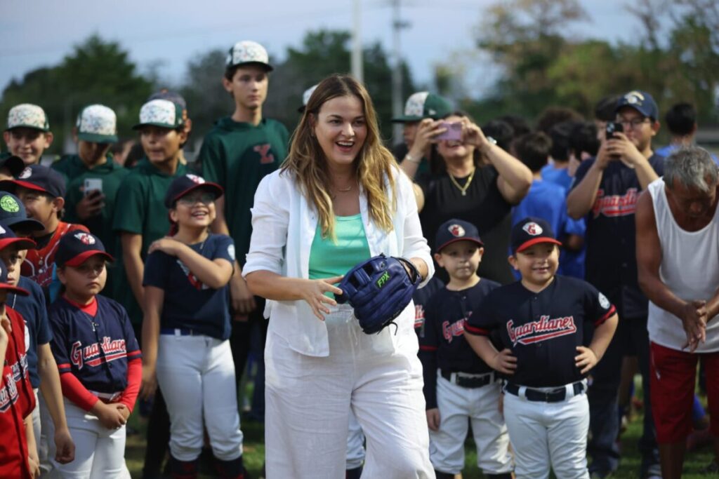 Cecilia Patrón Laviada entrega trabajos de renovación de la Unidad Deportiva en Pacabtún