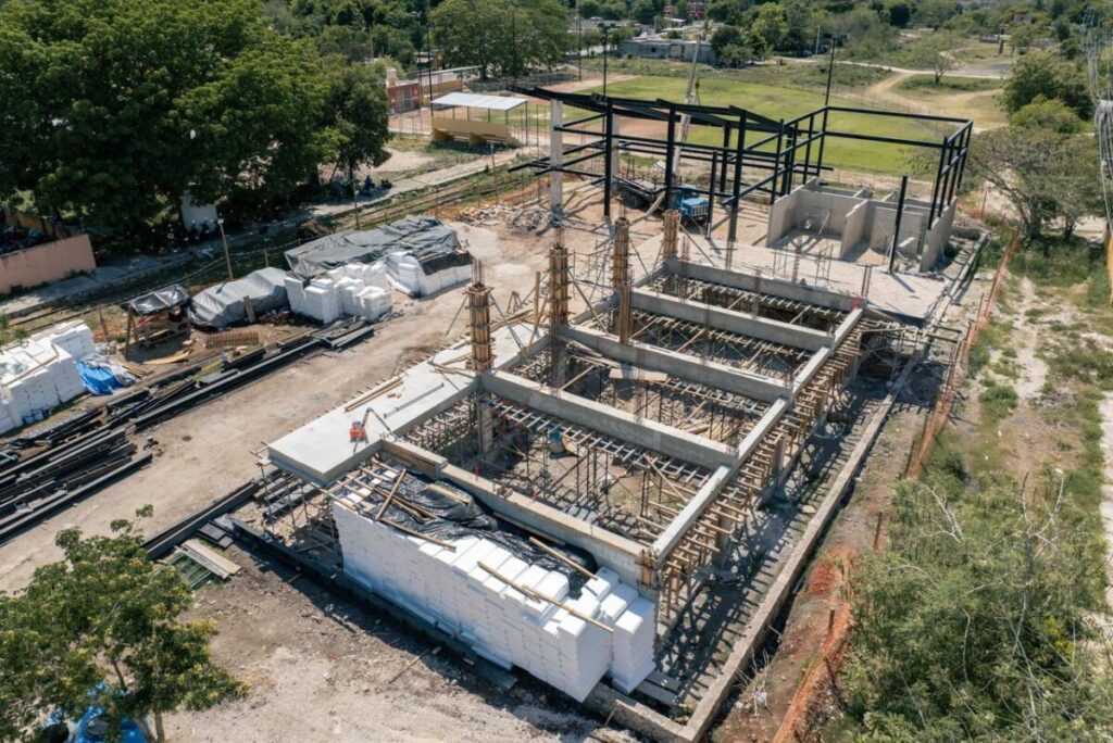Avanza la construcción del Centro Renacimiento Ka’siijil en Izamal con 64% de progreso / Joaquín Díaz Mena