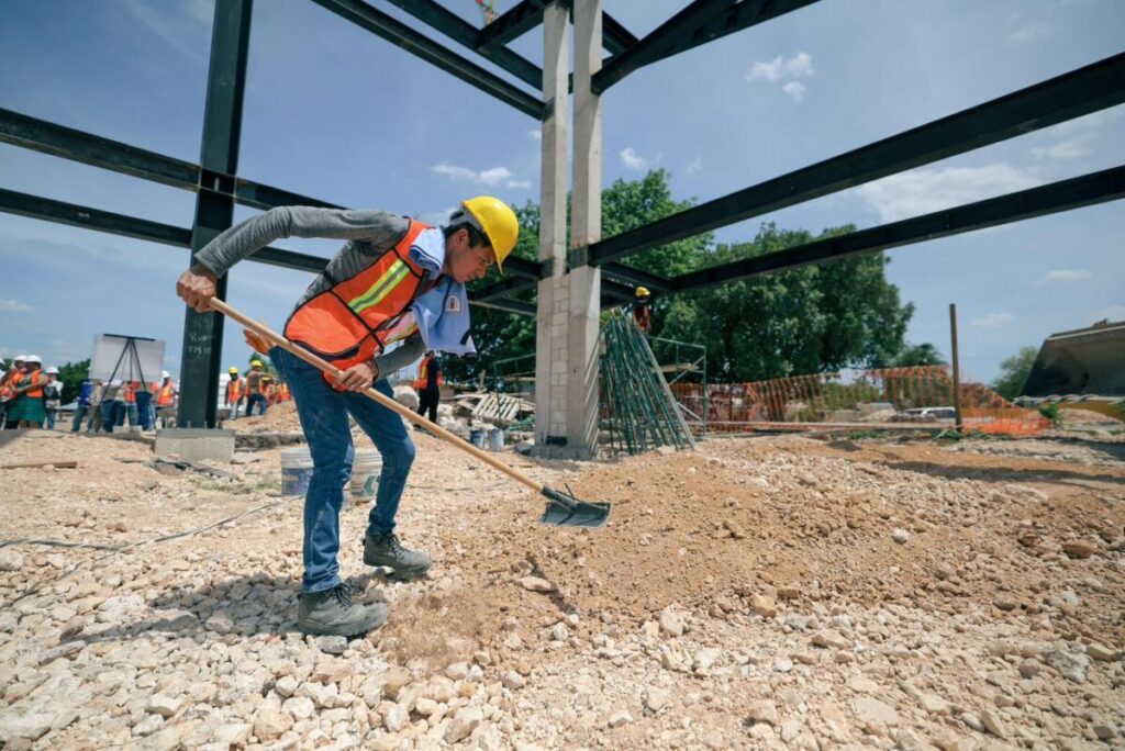 Avanza la construcción del Centro Renacimiento Ka’siijil en Izamal con 64% de progreso / Joaquín Díaz Mena