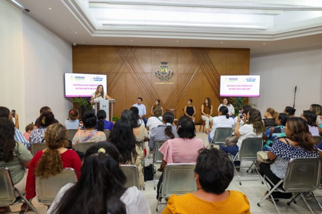 Cecilia Patrón entrega créditos de mujer a mujer Mérida 2026.