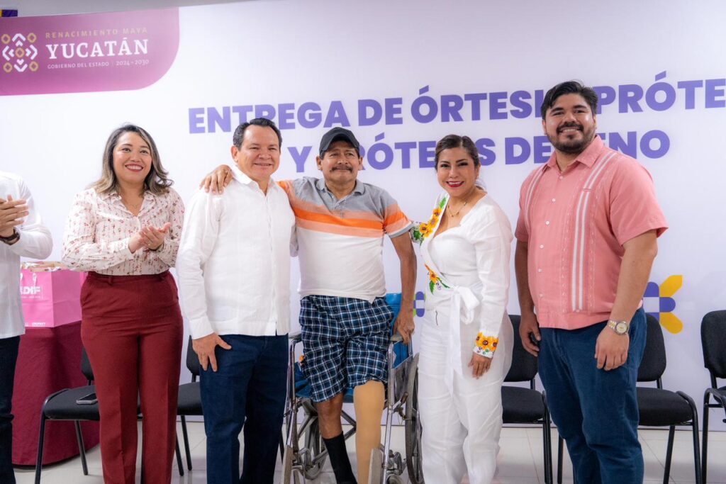 Renacimiento Maya entrega primeros kits de seguimiento para prótesis de seno y refuerza apoyos protésicos / Joaquín Díaz Mena y Mtra. Wendy Méndez Naal