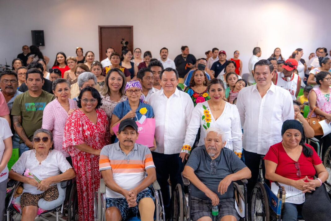 Renacimiento Maya entrega primeros kits de seguimiento para prótesis de seno y refuerza apoyos protésicos / Joaquín Díaz Mena y Mtra. Wendy Méndez Naal