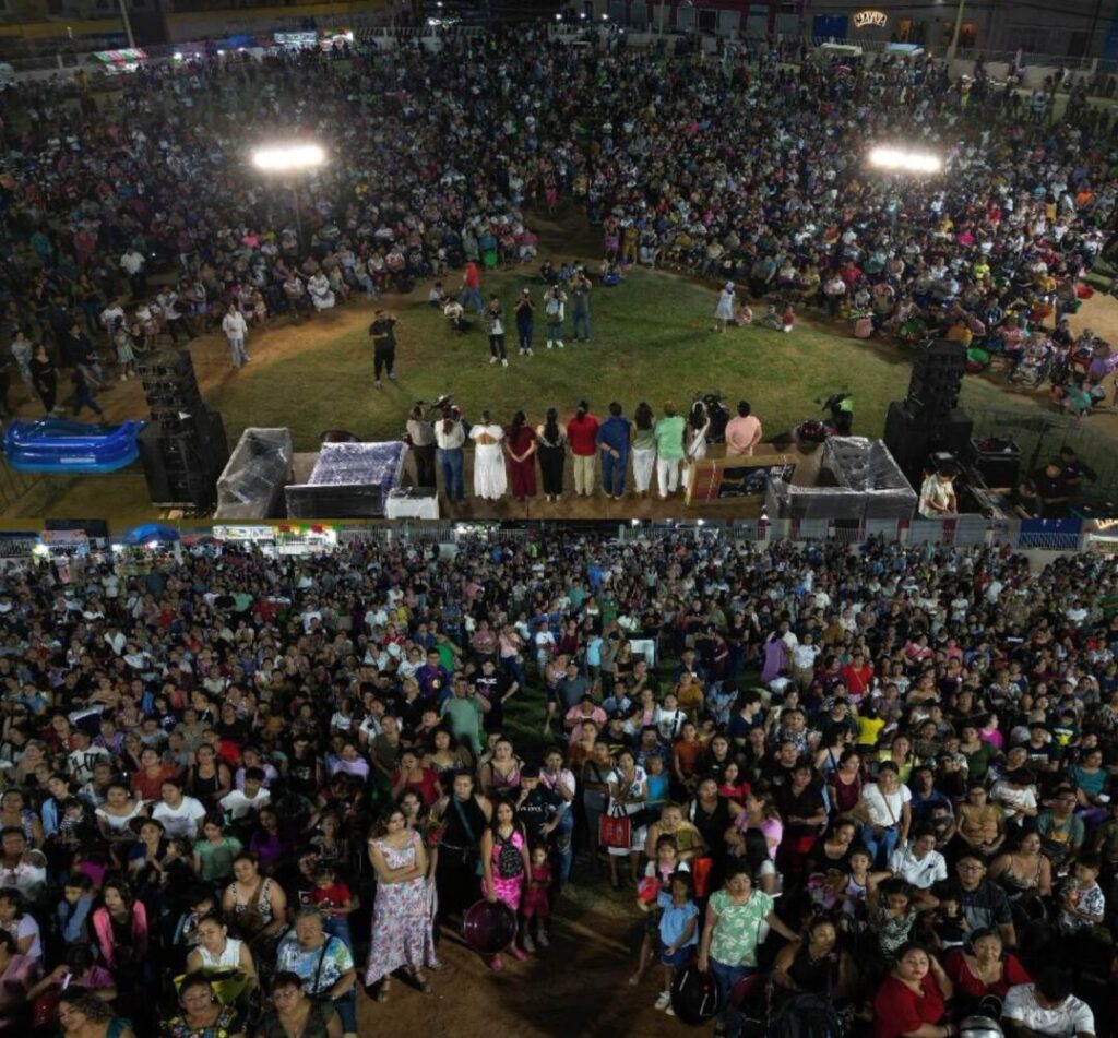 Umán celebra a 18 mil familias con Kenia Walldina