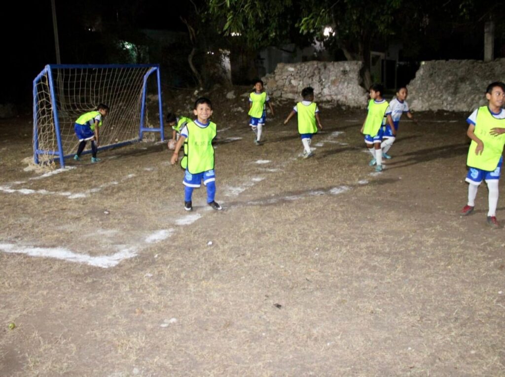 El Ayuntamiento de Kanasín inauguró el nuevo parque infantil del fraccionamiento Residencial.