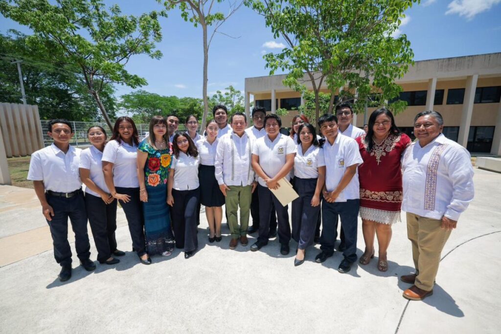 Gobierno de Yucatán rinde homenaje póstumo al maestro Roger Hervé Aguilar Salazar/ Joaquín Díaz Mena