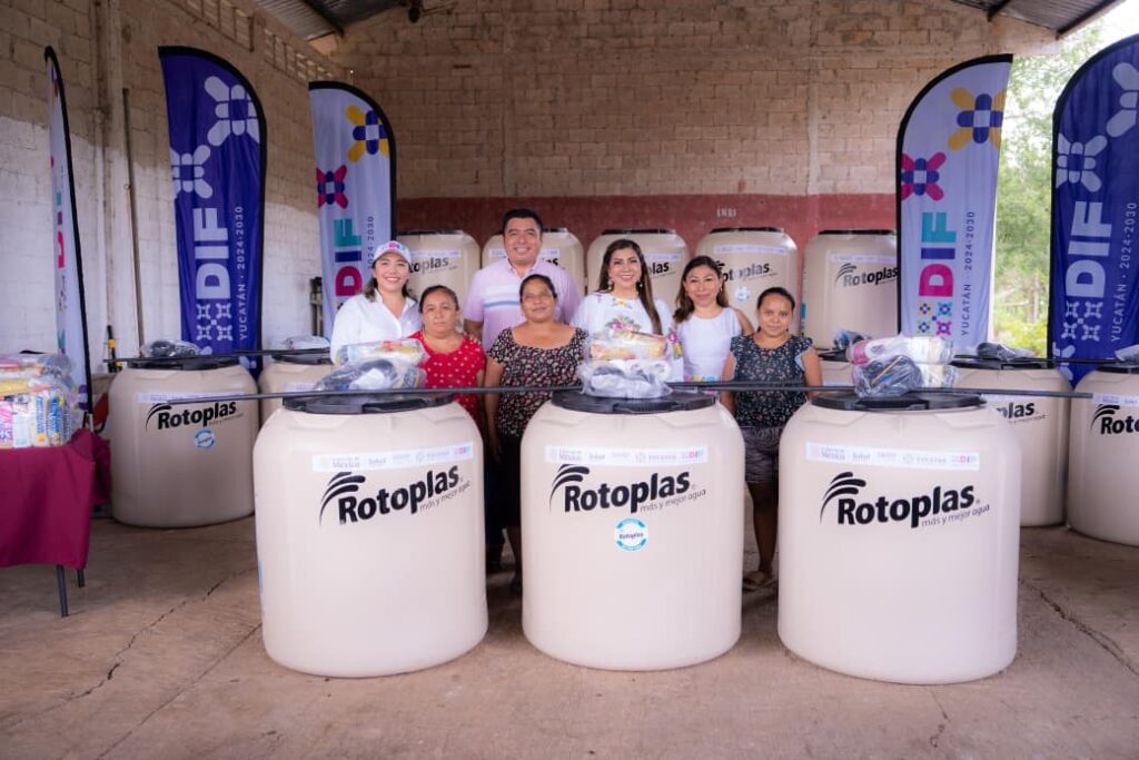 El DIF Yucatán llega hasta comisarías de Tzucacab; entrega apoyos comunitarios a familias / Mtra. Wendy Méndez Naal