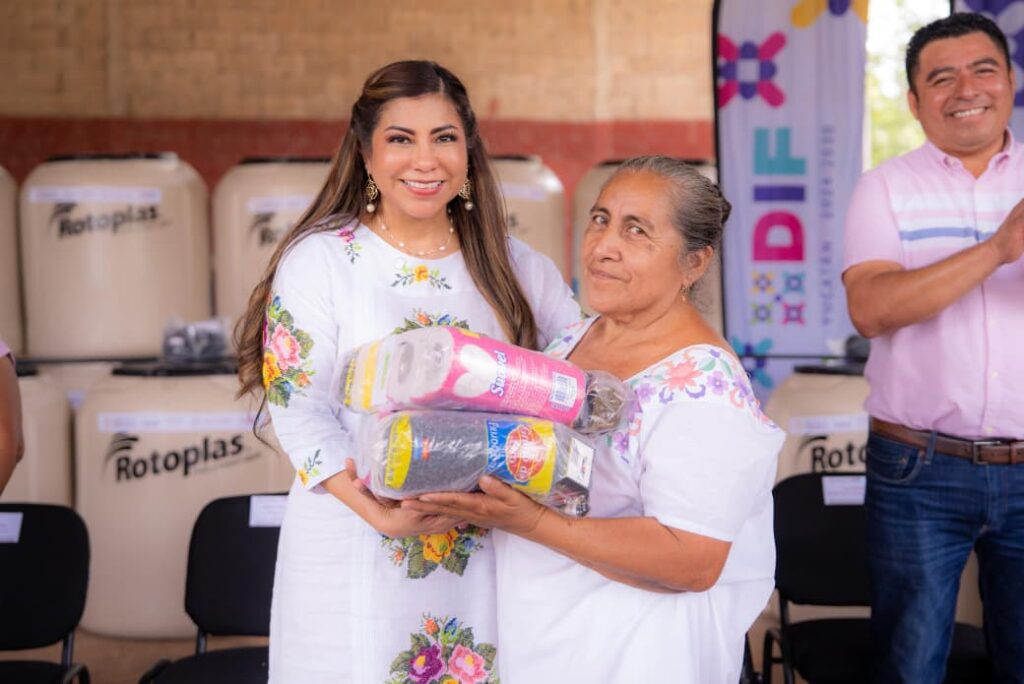 El DIF Yucatán llega hasta comisarías de Tzucacab; entrega apoyos comunitarios a familias / Mtra. Wendy Méndez Naal