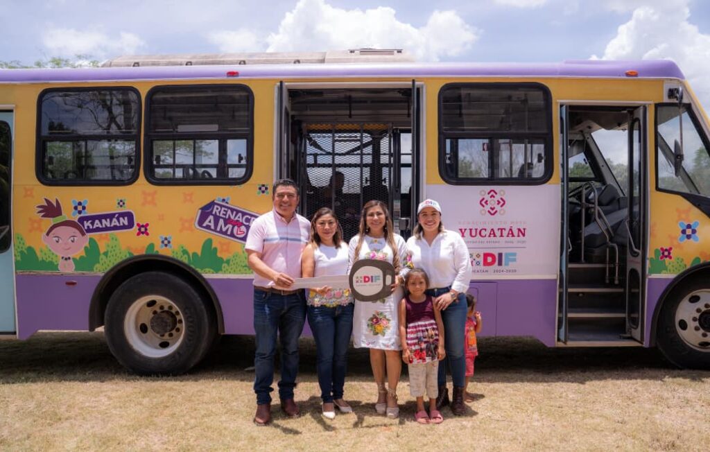 El DIF Yucatán llega hasta comisarías de Tzucacab; entrega apoyos comunitarios a familias / Mtra. Wendy Méndez Naal