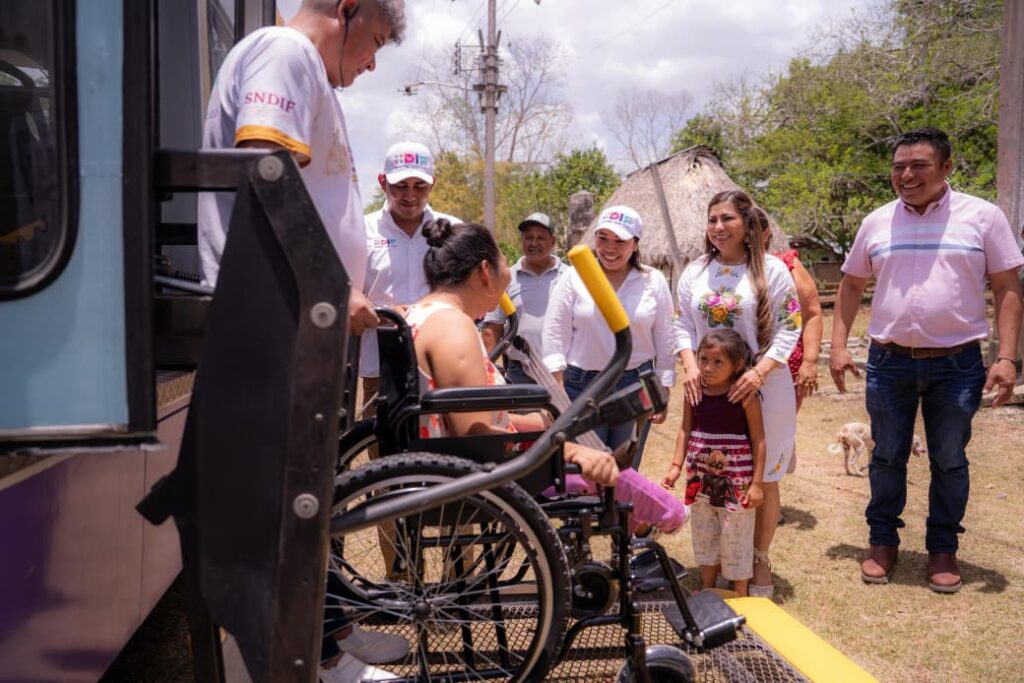 El DIF Yucatán llega hasta comisarías de Tzucacab; entrega apoyos comunitarios a familias / Mtra. Wendy Méndez Naal