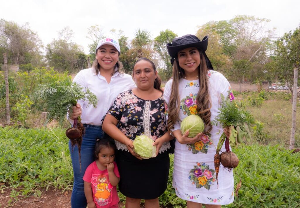 El DIF Yucatán llega hasta comisarías de Tzucacab; entrega apoyos comunitarios a familias / Mtra. Wendy Méndez Naal