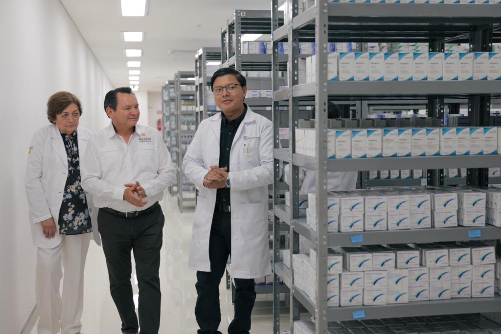 Gobernador "Huacho" Díaz Mena supervisa farmacia del nuevo O’Horán y garantiza medicamentos gratuitos